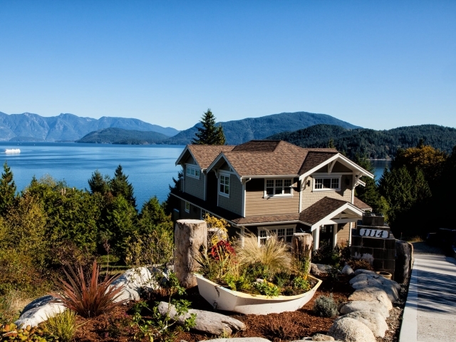 Rate this charming lakeside home: